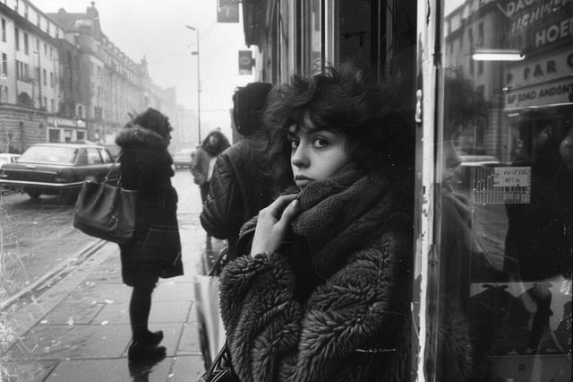 user_10/street-photography-london-1980s-v0-xrwlciizitjc1_f9461ac4-591c-4217-ba03-8536f569f3dd.jpg